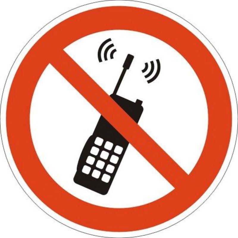 картинка Знак безопасности Запрещается пользоваться мобильным телефоном или рацией P18 (200х200 мм, пленка ПВХ)